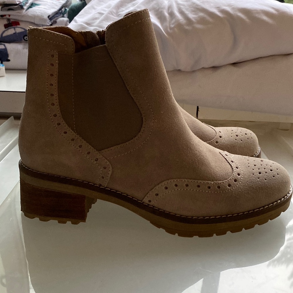 White Mountain Beige Suede Booties Sz 8.5